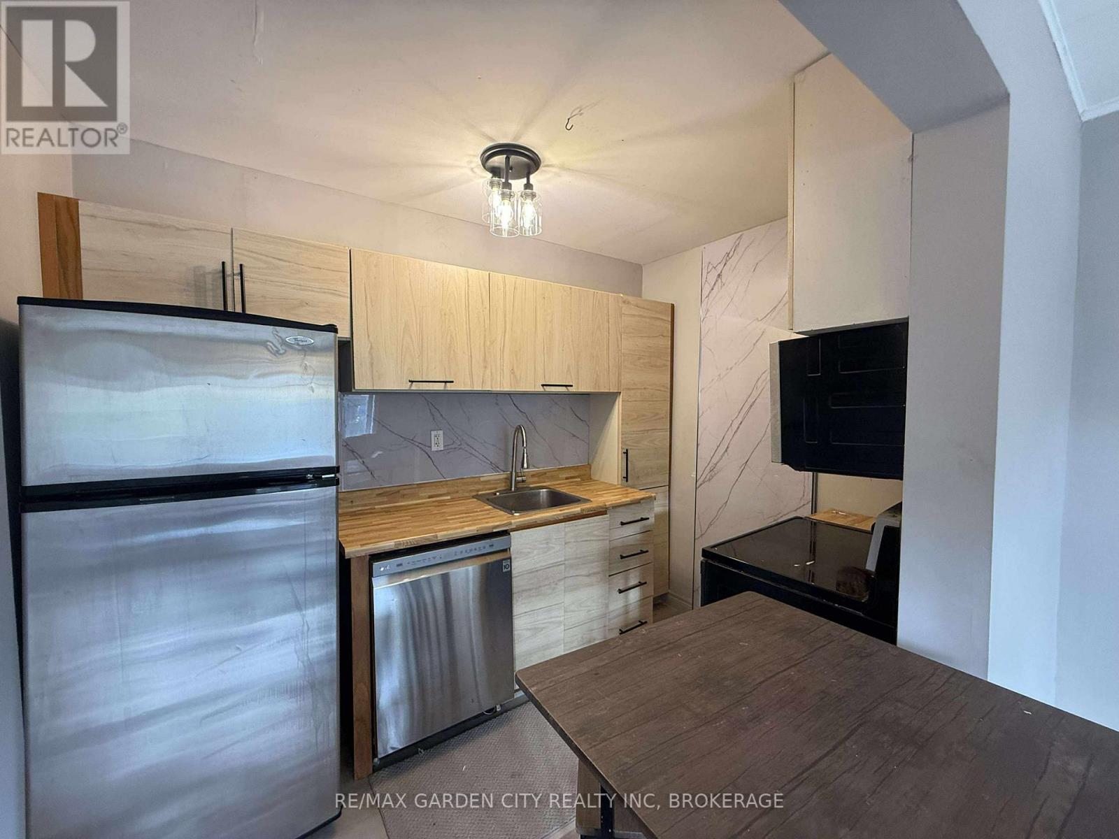 1 - 130 St Paul Crescent E, St. Catharines, Ontario  L2S 1M9 - Photo 6 - X13479876