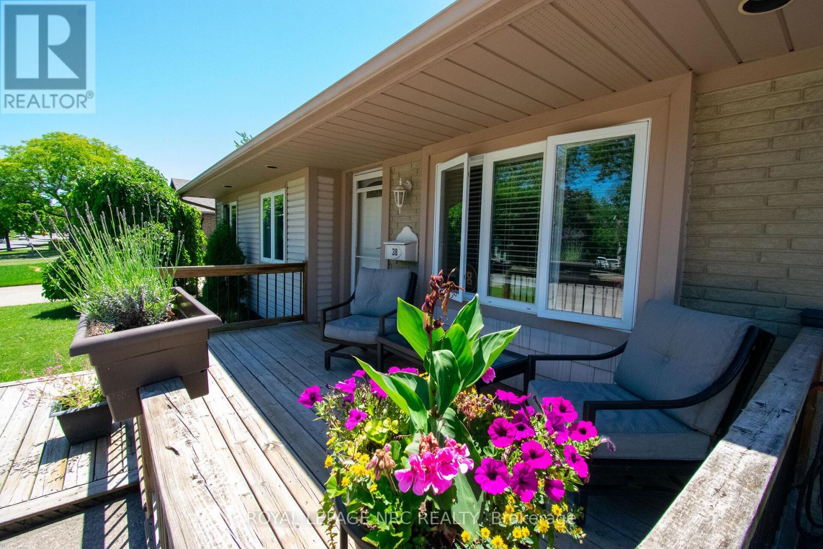 38 Carriage Road, St. Catharines, Ontario  L2P 1S9 - Photo 2 - X13483552