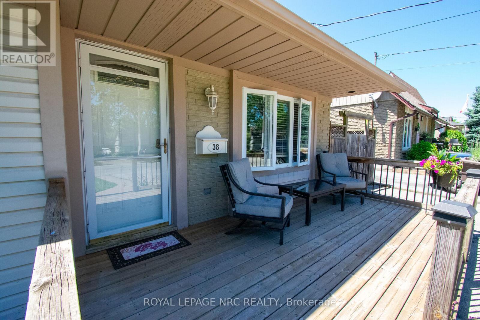 38 Carriage Road, St. Catharines, Ontario  L2P 1S9 - Photo 3 - X13483552