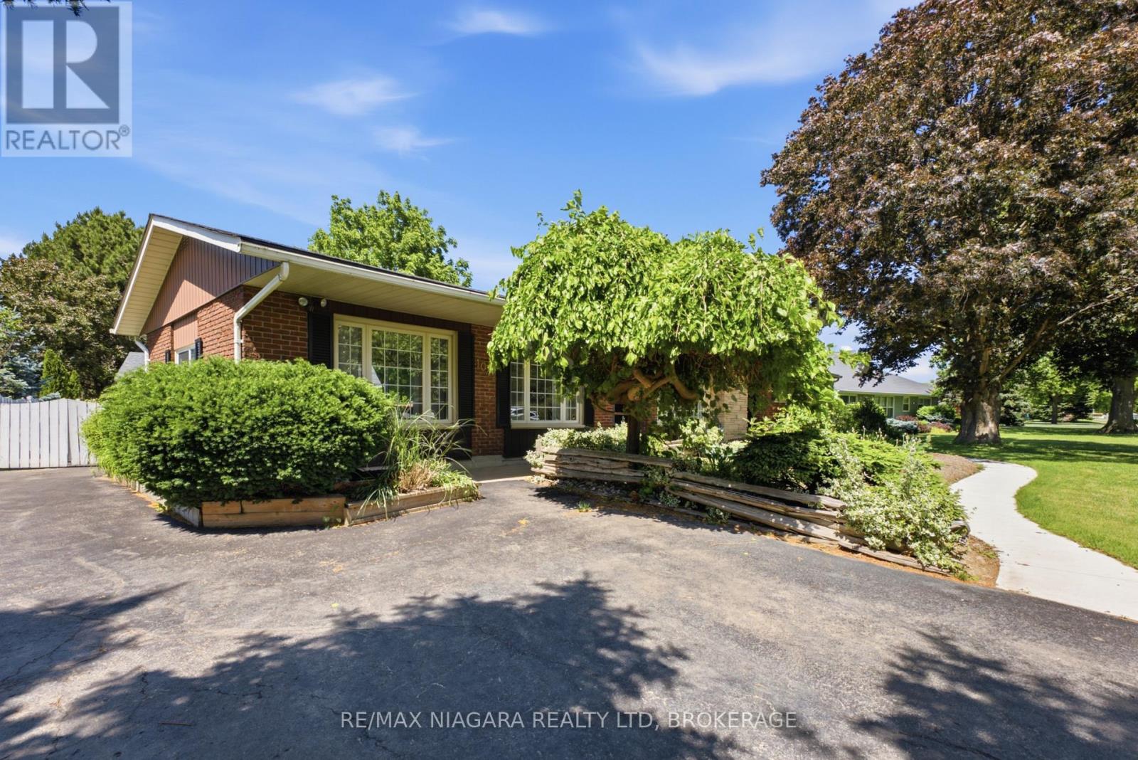 1042 Lakeshore Road W, St. Catharines, Ontario  L2R 6P9 - Photo 3 - X13488554