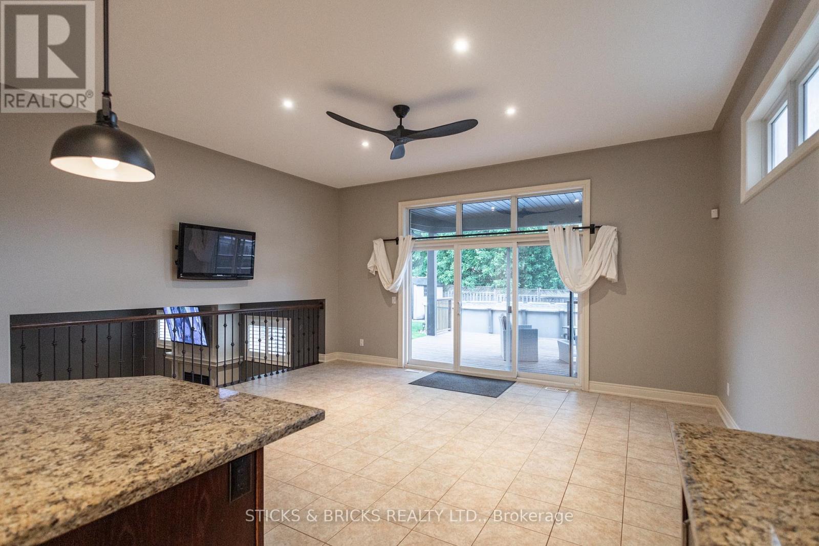 6415 Christopher Crescent, Niagara Falls, Ontario  L2H 0B3 - Photo 10 - X13498370
