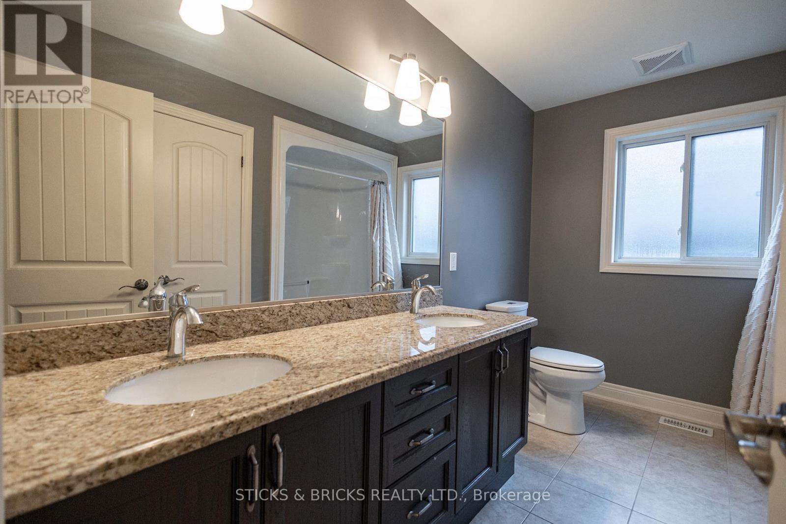 6415 Christopher Crescent, Niagara Falls, Ontario  L2H 0B3 - Photo 14 - X13498370
