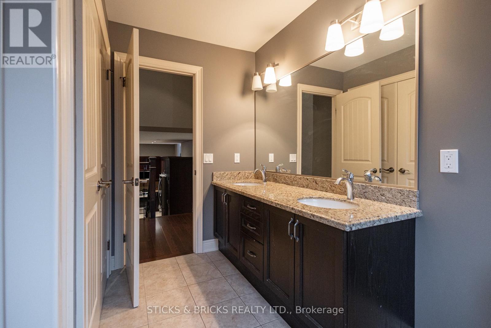 6415 Christopher Crescent, Niagara Falls, Ontario  L2H 0B3 - Photo 15 - X13498370