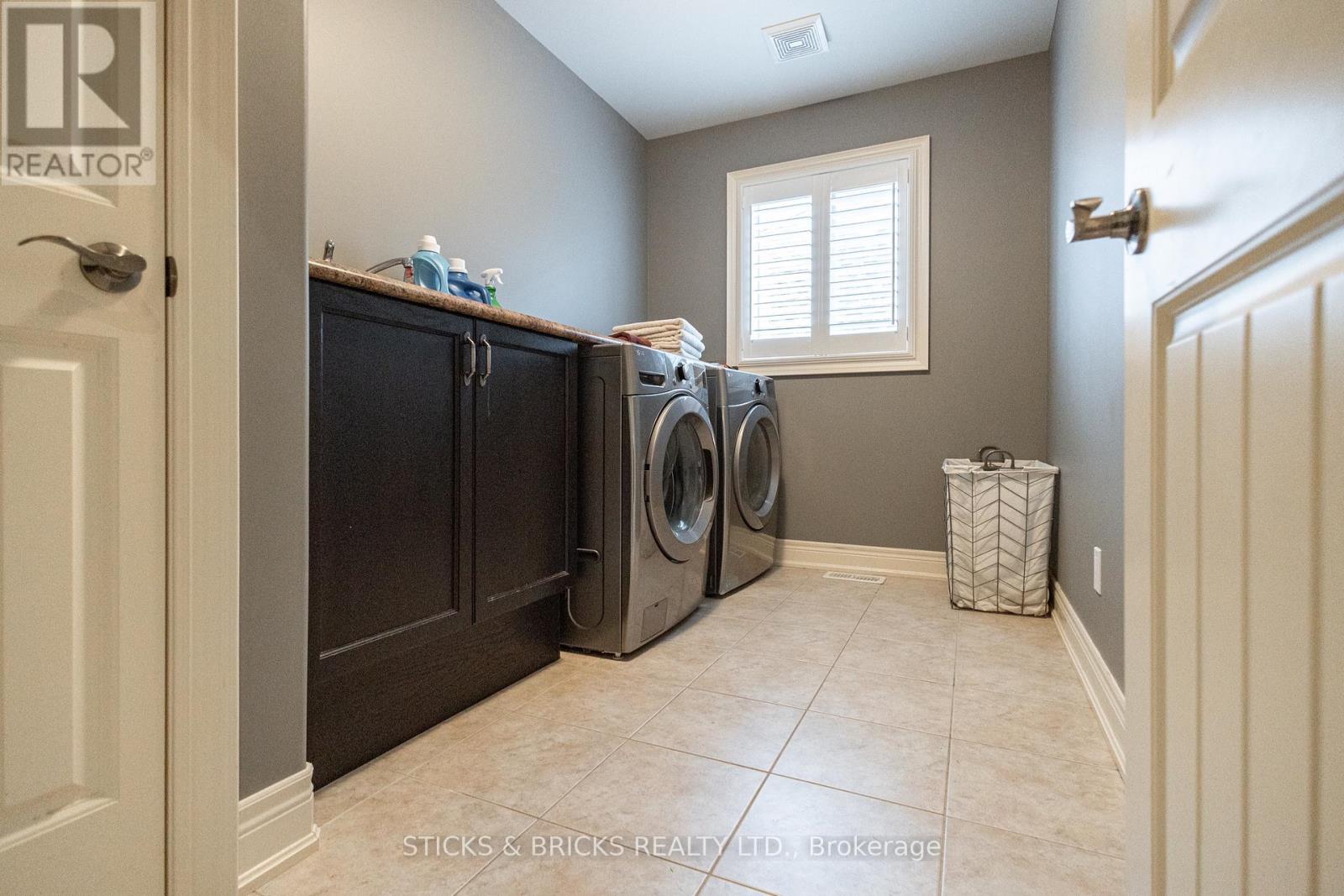6415 Christopher Crescent, Niagara Falls, Ontario  L2H 0B3 - Photo 25 - X13498370