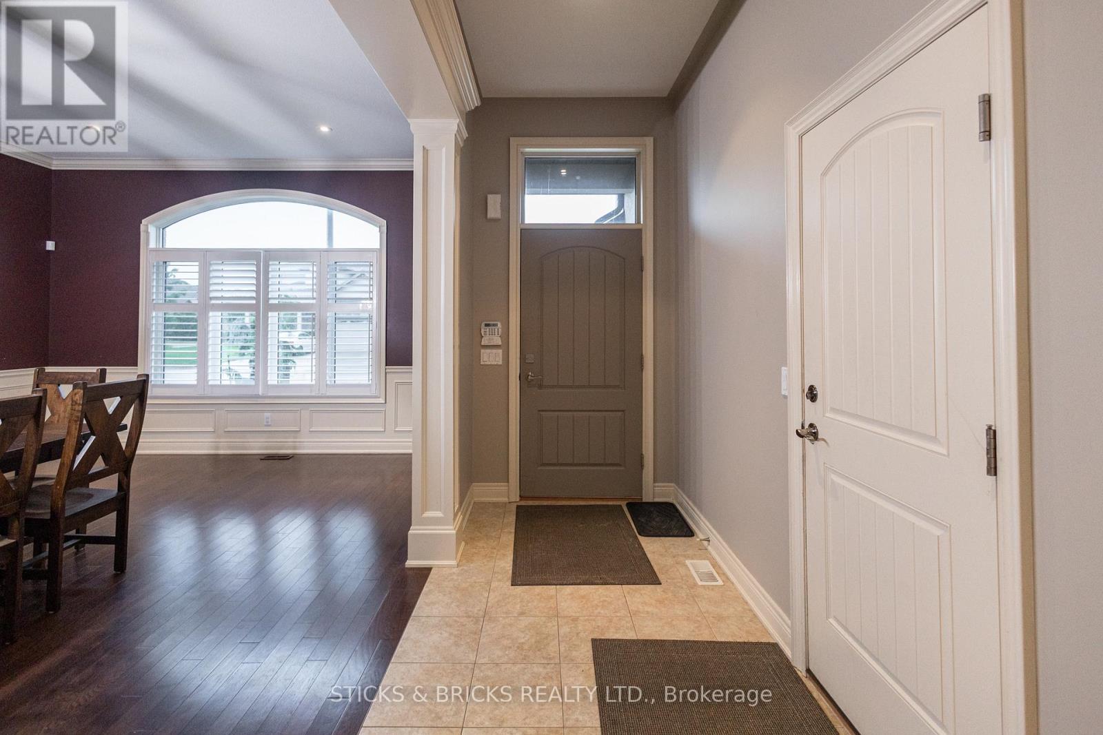 6415 Christopher Crescent, Niagara Falls, Ontario  L2H 0B3 - Photo 3 - X13498370