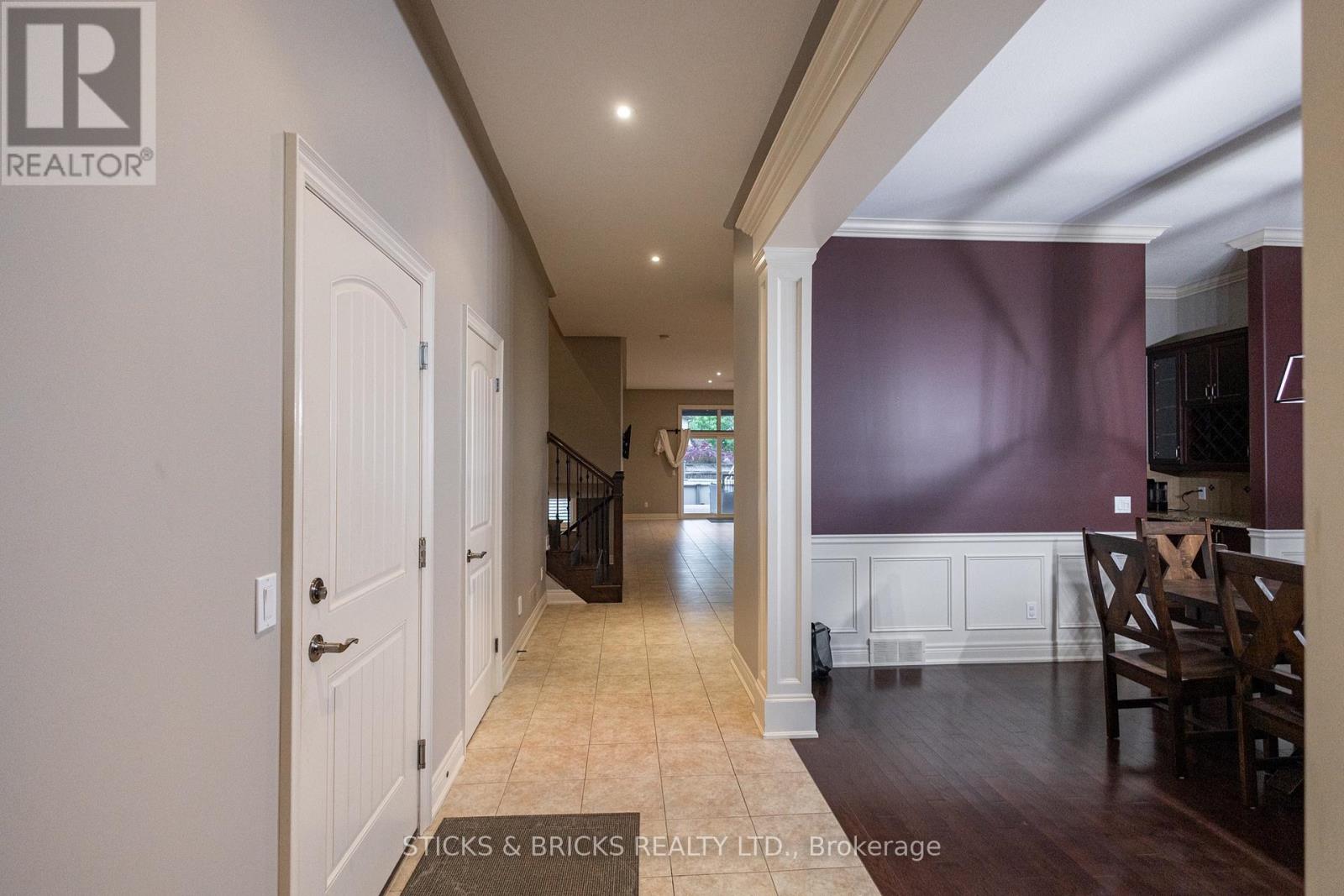 6415 Christopher Crescent, Niagara Falls, Ontario  L2H 0B3 - Photo 4 - X13498370