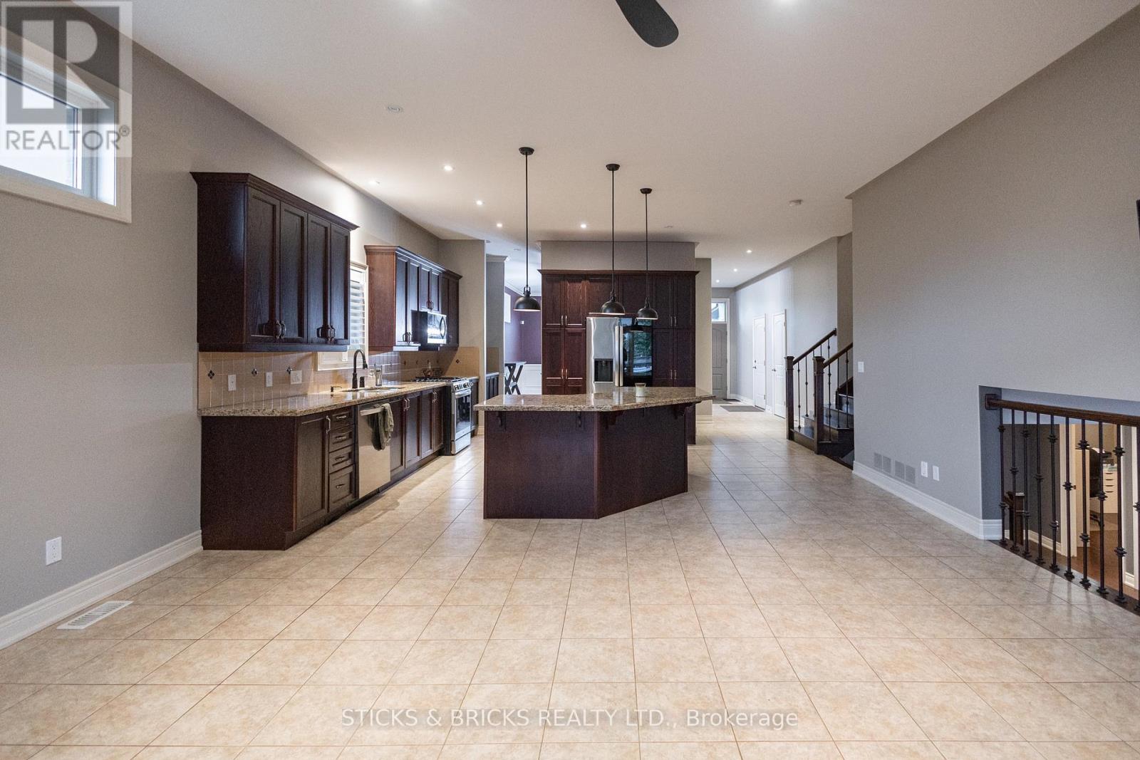 6415 Christopher Crescent, Niagara Falls, Ontario  L2H 0B3 - Photo 8 - X13498370