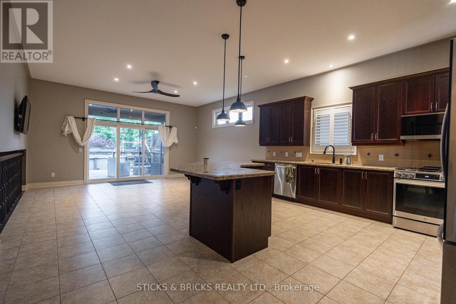 6415 Christopher Crescent, Niagara Falls, Ontario  L2H 0B3 - Photo 9 - X13498370