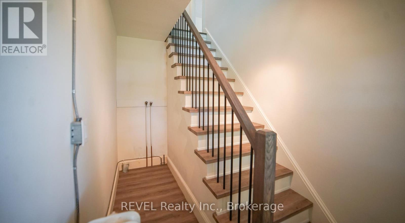 Upper - 21 Plymouth Road, Welland, Ontario  L3B 3C4 - Photo 3 - X13513926
