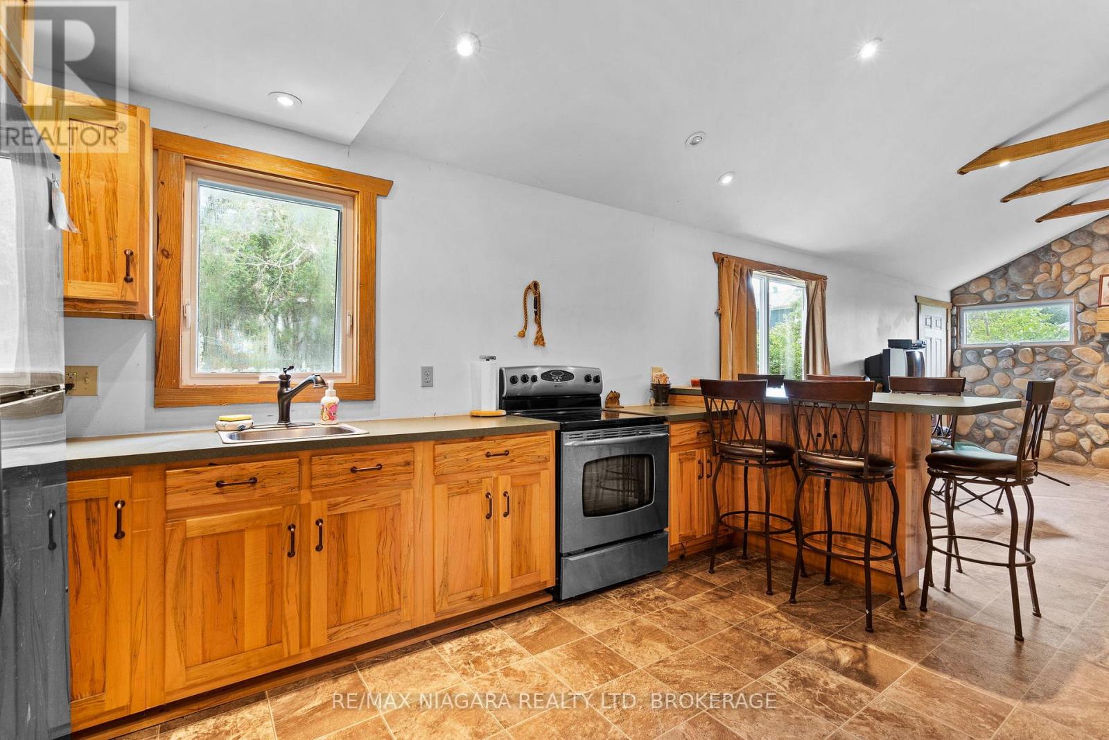 12213 Lakeshore Road, Wainfleet, Ontario  L0S 1V0 - Photo 5 - X13515536