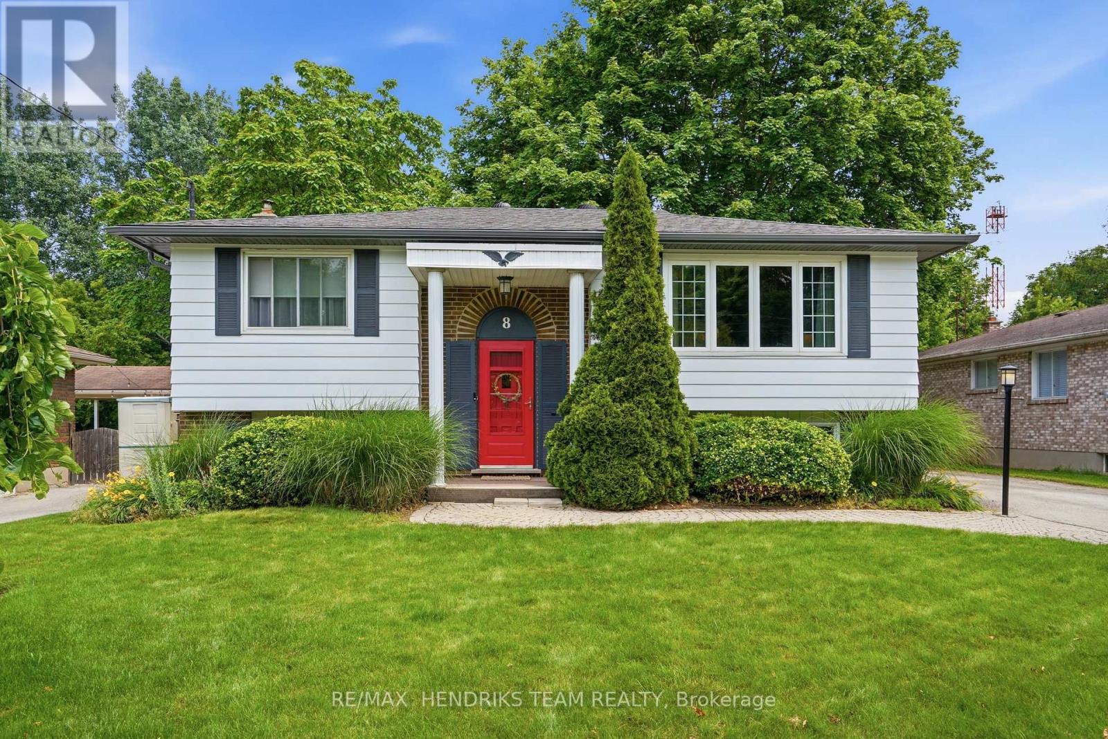 8 TUDOR GATE PLACE, St. Catharines, Ontario