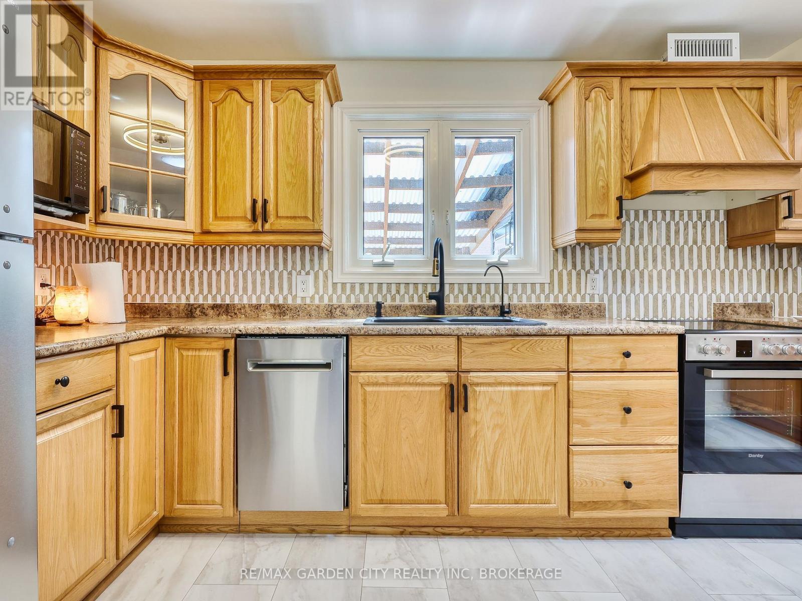 84 Lincoln Avenue, St. Catharines, Ontario  L2P 2C9 - Photo 9 - X13527480