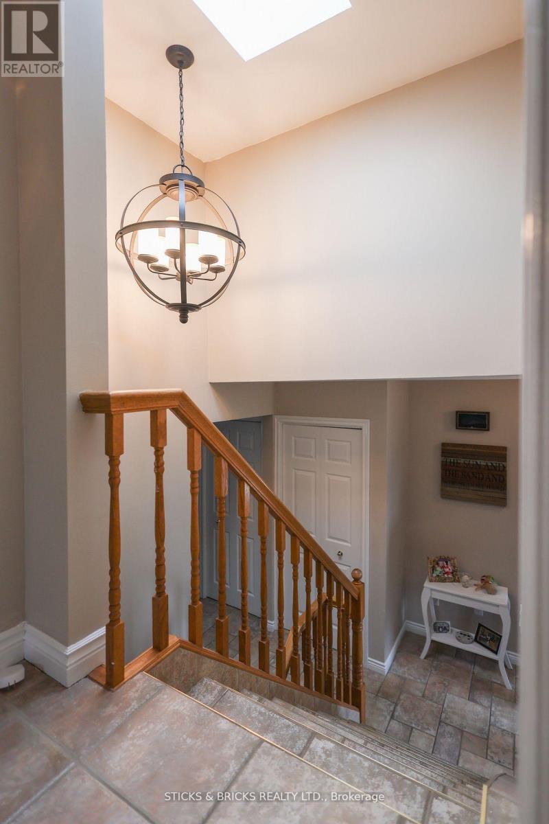8238 Lexington Court, Niagara Falls, Ontario  L2H 1W4 - Photo 10 - X13531024