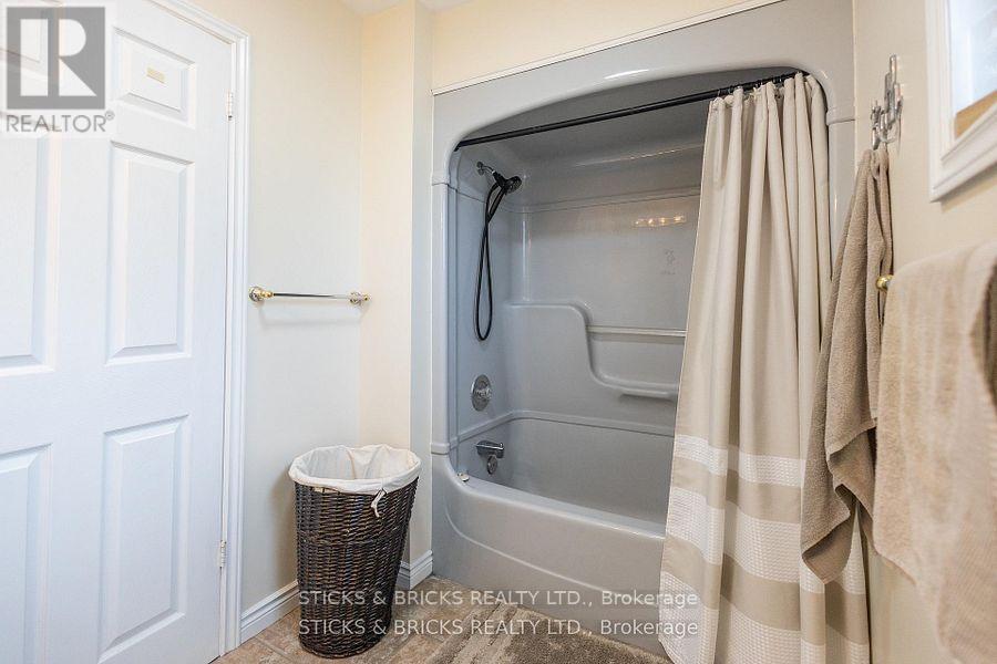 8238 Lexington Court, Niagara Falls, Ontario  L2H 1W4 - Photo 16 - X13531024