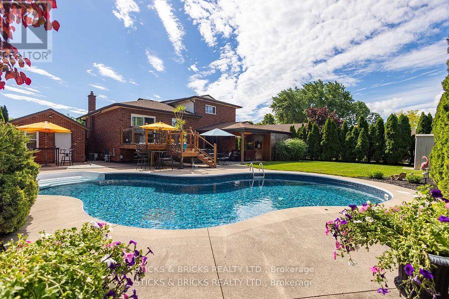 8238 Lexington Court, Niagara Falls, Ontario  L2H 1W4 - Photo 2 - X13531024
