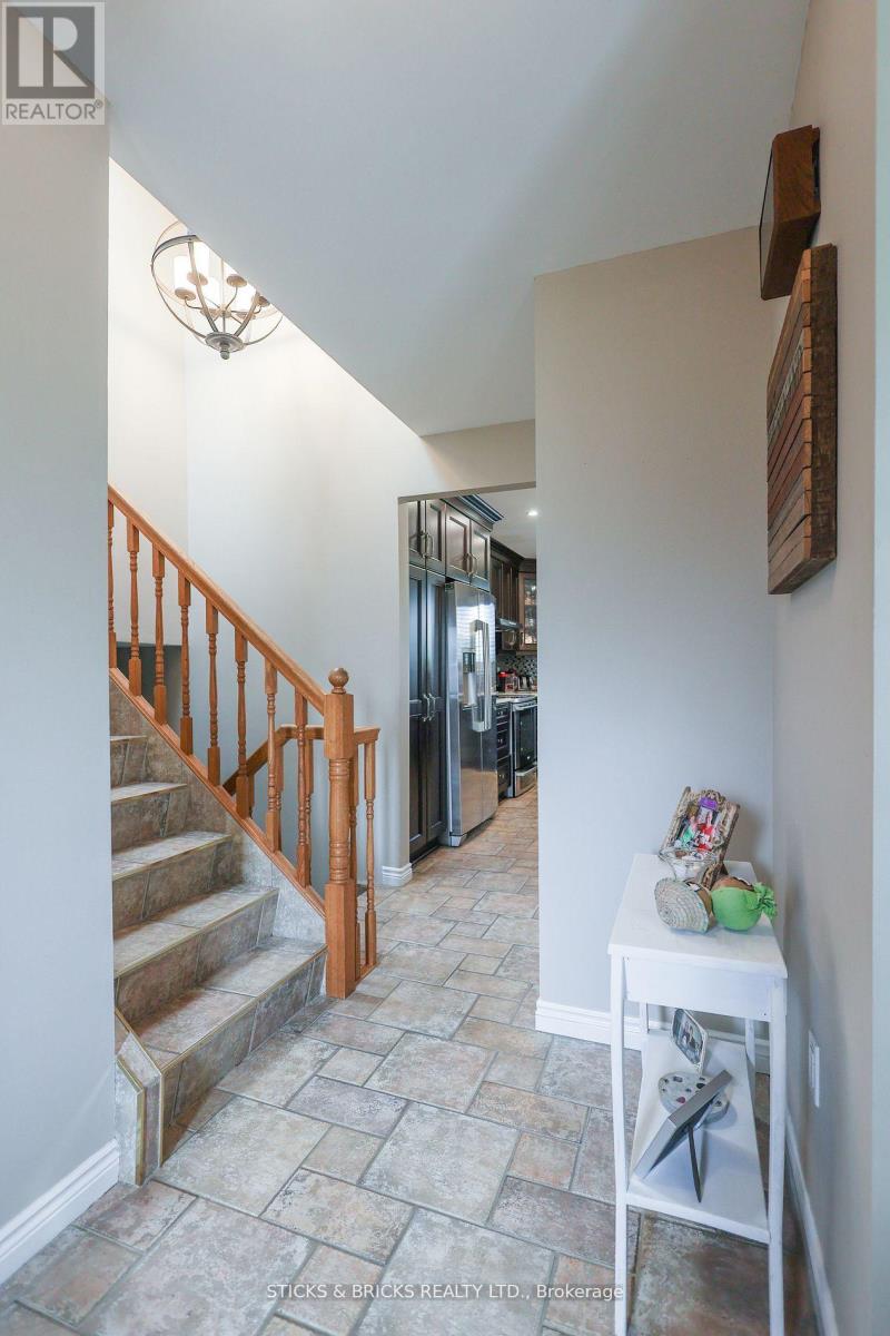 8238 Lexington Court, Niagara Falls, Ontario  L2H 1W4 - Photo 3 - X13531024