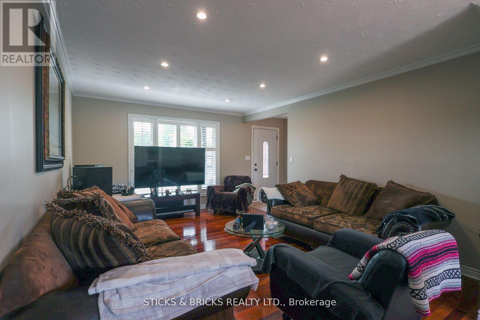 8238 Lexington Court, Niagara Falls, Ontario  L2H 1W4 - Photo 5 - X13531024