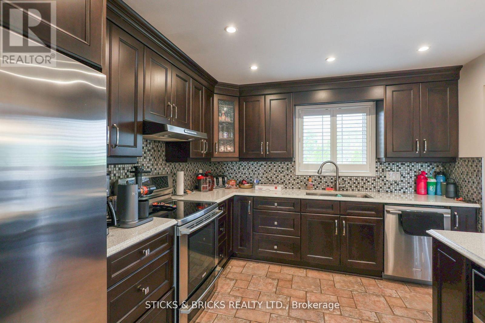 8238 Lexington Court, Niagara Falls, Ontario  L2H 1W4 - Photo 6 - X13531024