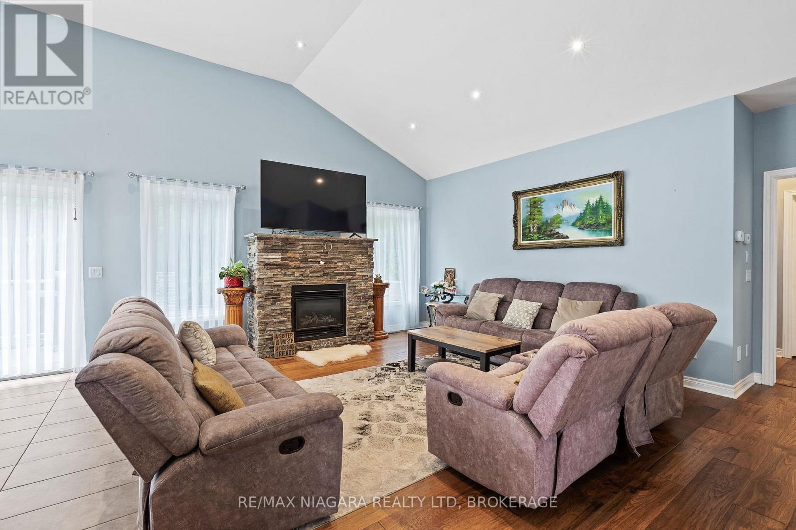 255 Lakeshore Road, St. Catharines, Ontario  L2M 1R9 - Photo 10 - X13536154