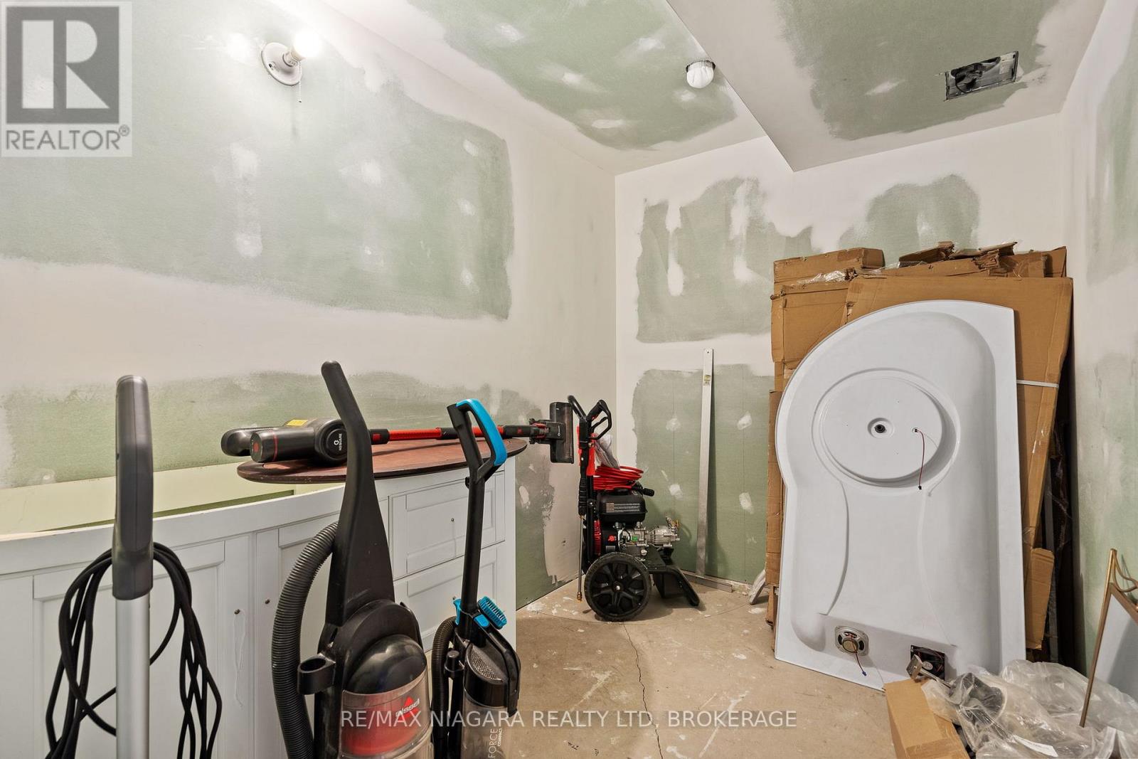 255 Lakeshore Road, St. Catharines, Ontario  L2M 1R9 - Photo 22 - X13536154