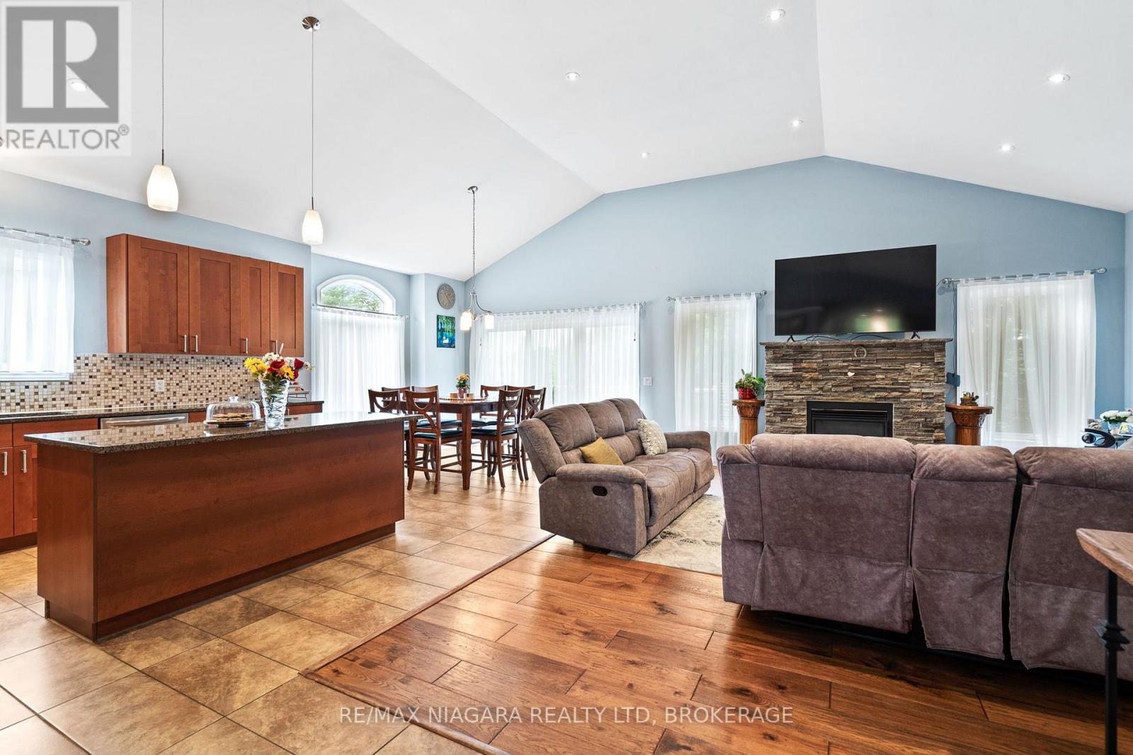 255 Lakeshore Road, St. Catharines, Ontario  L2M 1R9 - Photo 6 - X13536154
