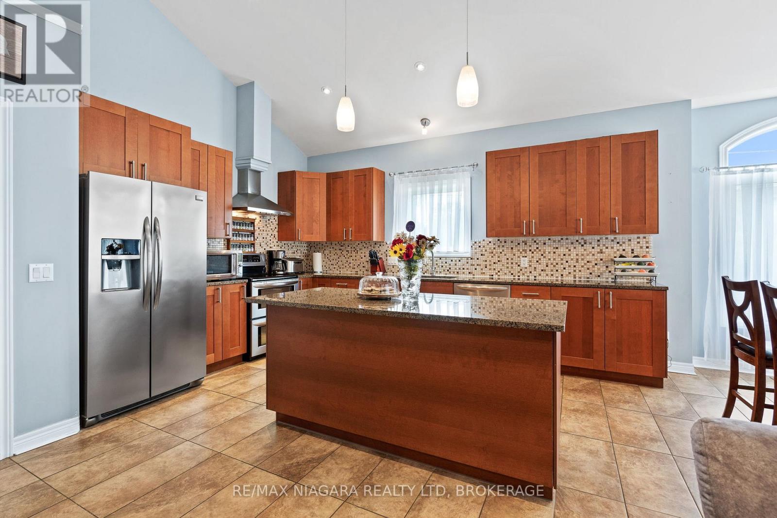 255 Lakeshore Road, St. Catharines, Ontario  L2M 1R9 - Photo 7 - X13536154