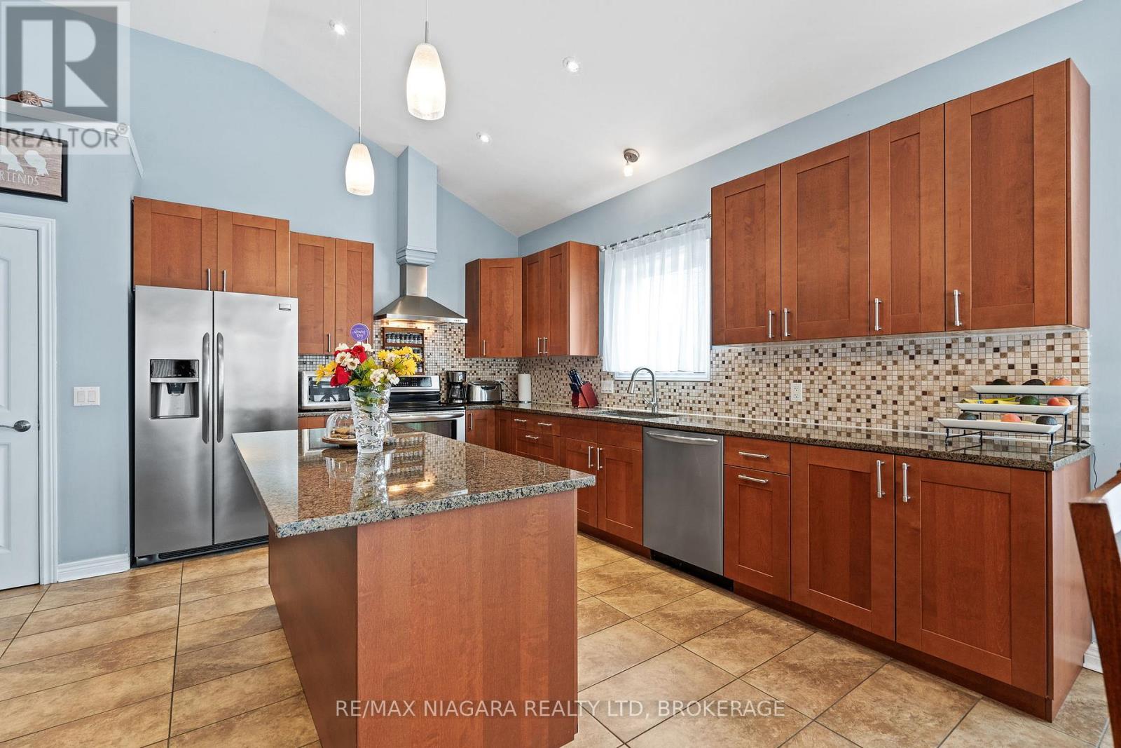 255 Lakeshore Road, St. Catharines, Ontario  L2M 1R9 - Photo 8 - X13536154