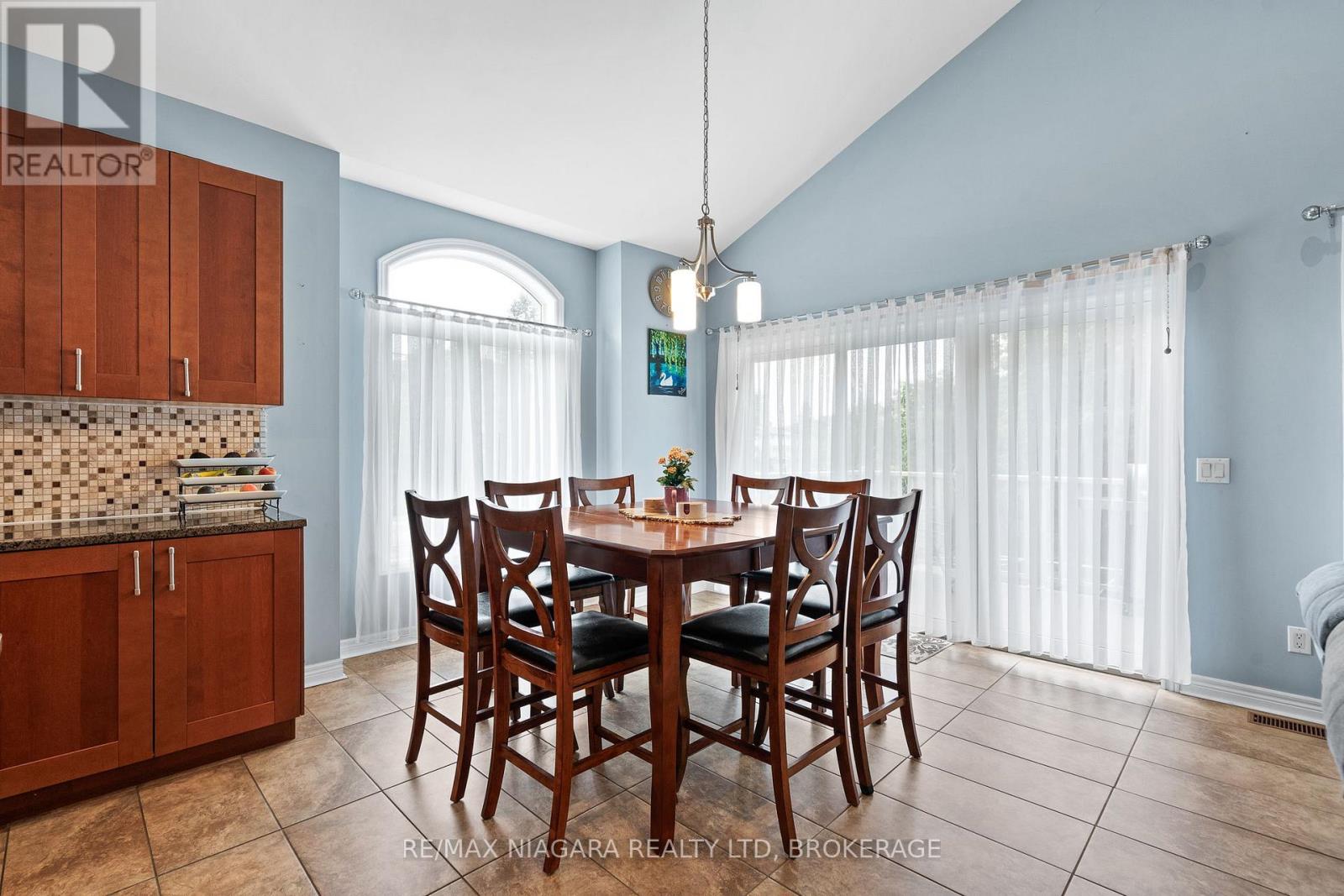 255 Lakeshore Road, St. Catharines, Ontario  L2M 1R9 - Photo 9 - X13536154