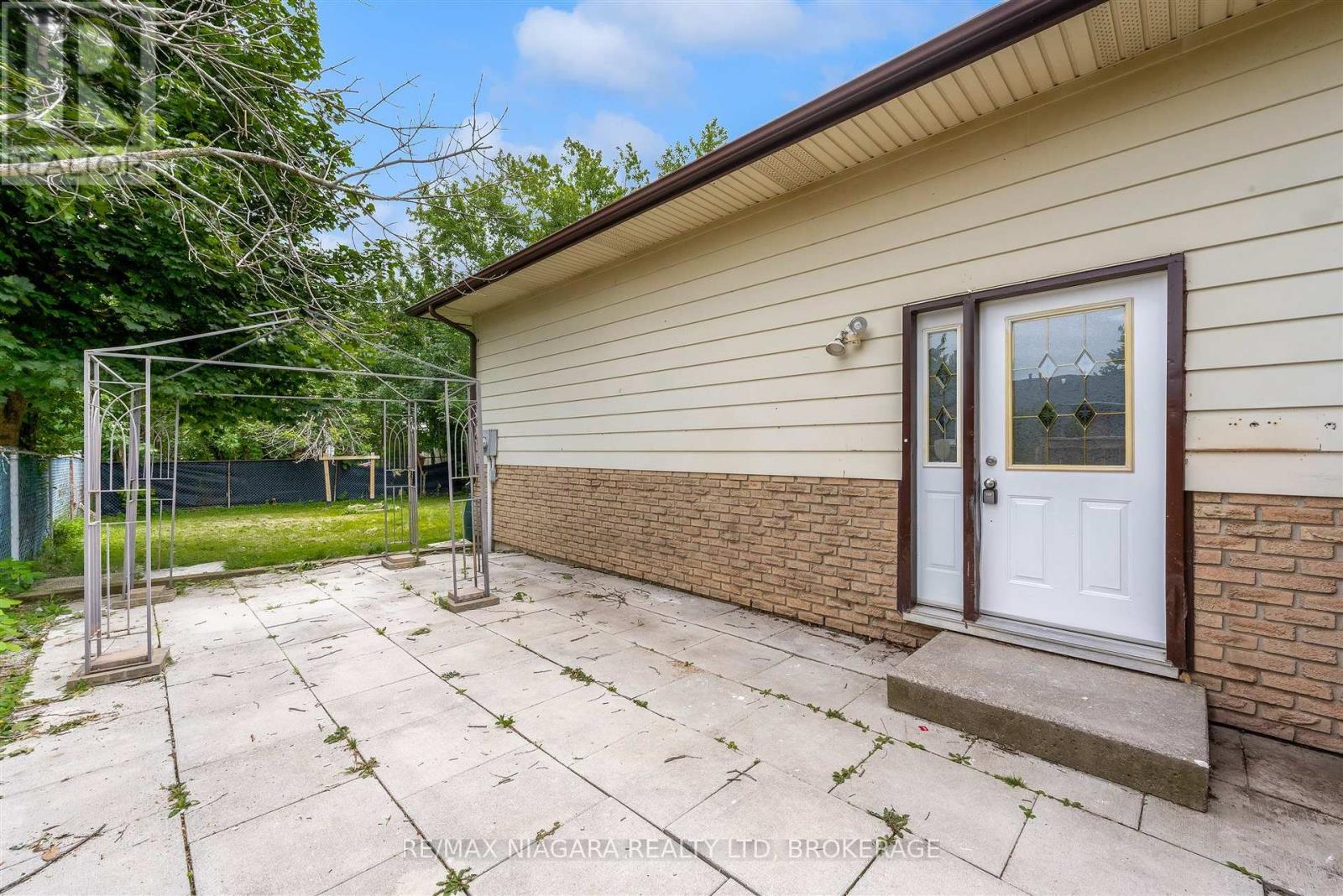 2 Baldwin Crescent, Thorold, Ontario  L2V 4H5 - Photo 3 - X13536390
