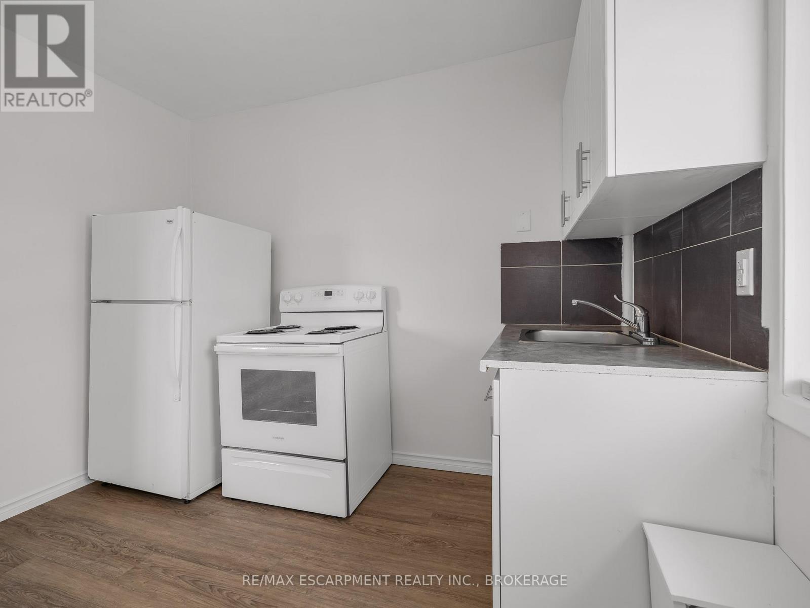 Upper - 7 Maitland Street, Thorold, Ontario  L2V 3A4 - Photo 3 - X13537078