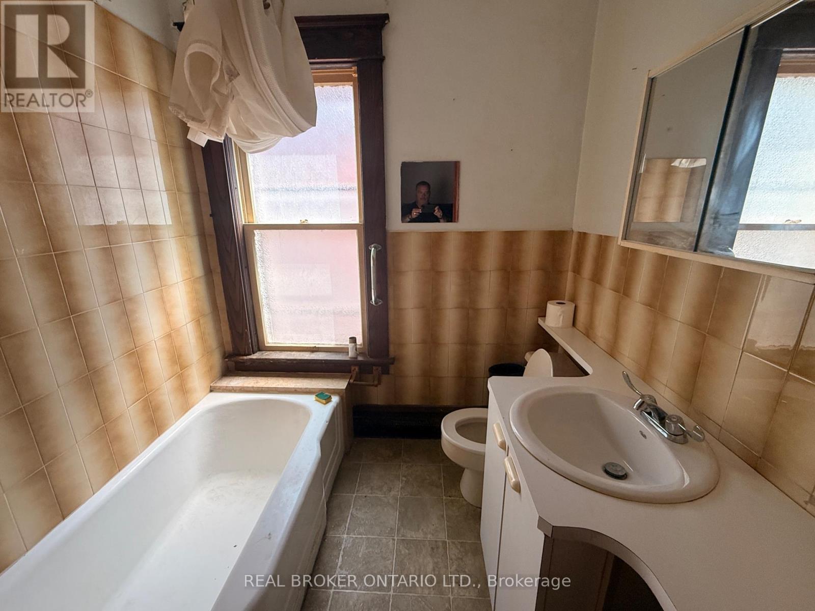 28 Grove Street, Welland, Ontario  L3B 4B4 - Photo 7 - X13541174