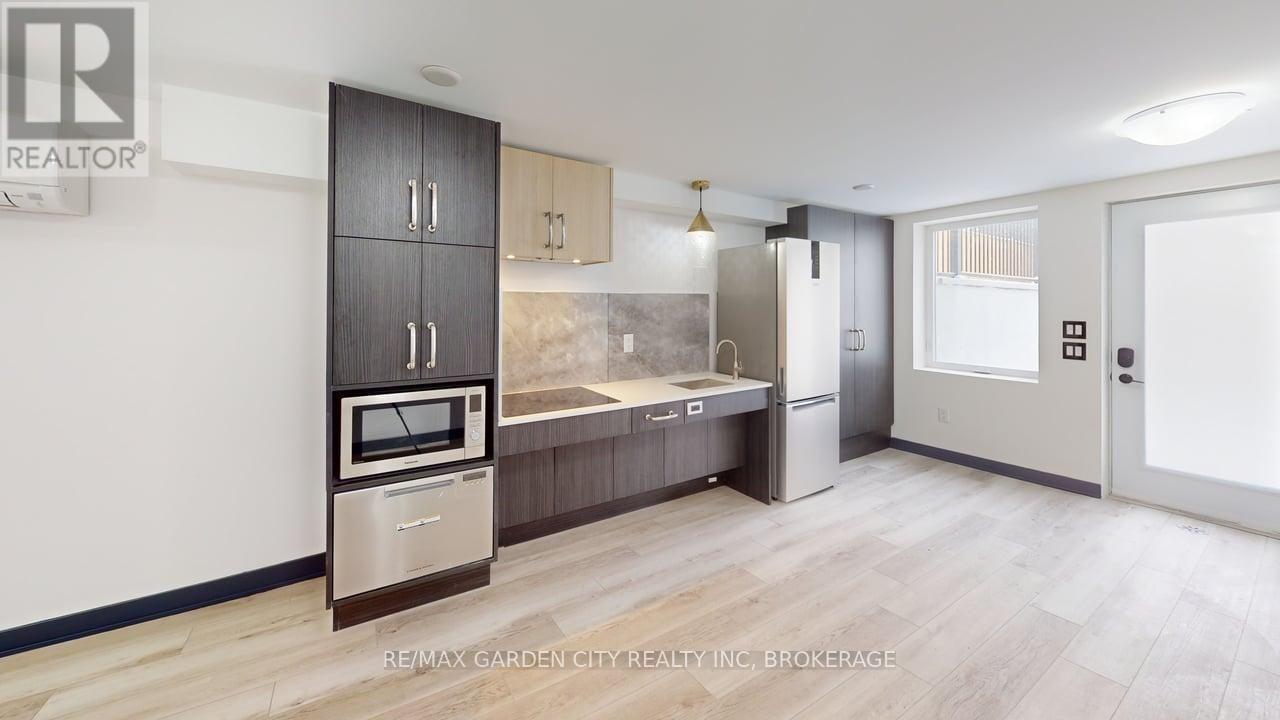Main - 670 Upper Wentworth Street, Hamilton, Ontario  L9A 3R1 - Photo 3 - X13547652