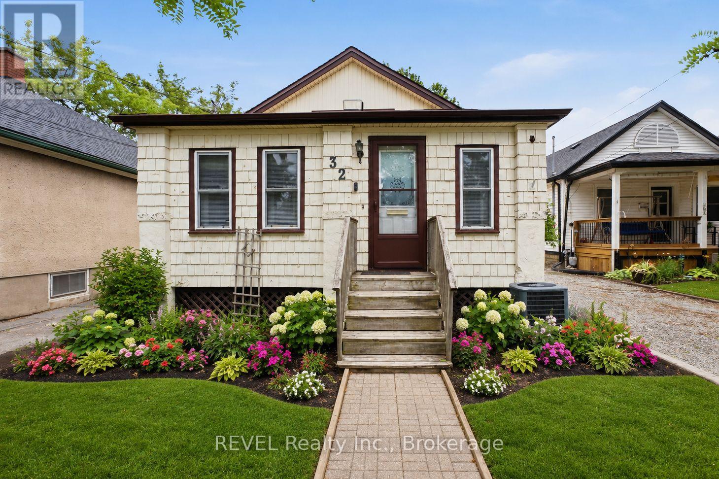 32 ST PETER STREET, St. Catharines, Ontario