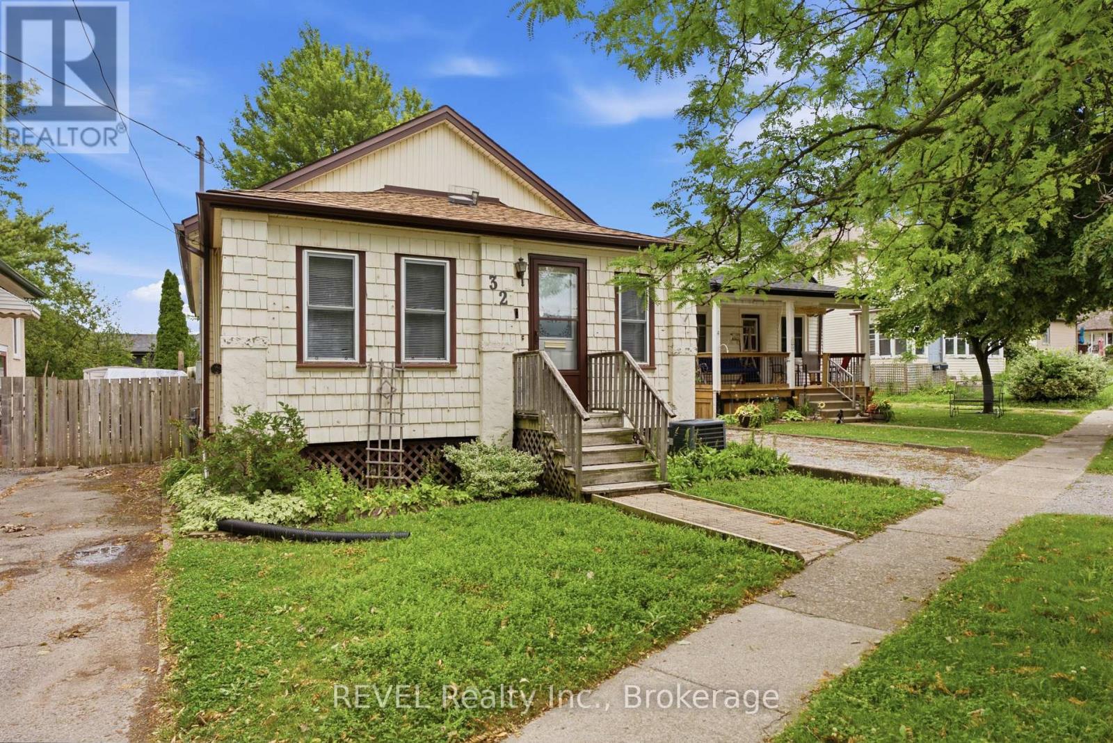 32 St Peter Street, St. Catharines, Ontario  L2T 1N9 - Photo 3 - X13554030
