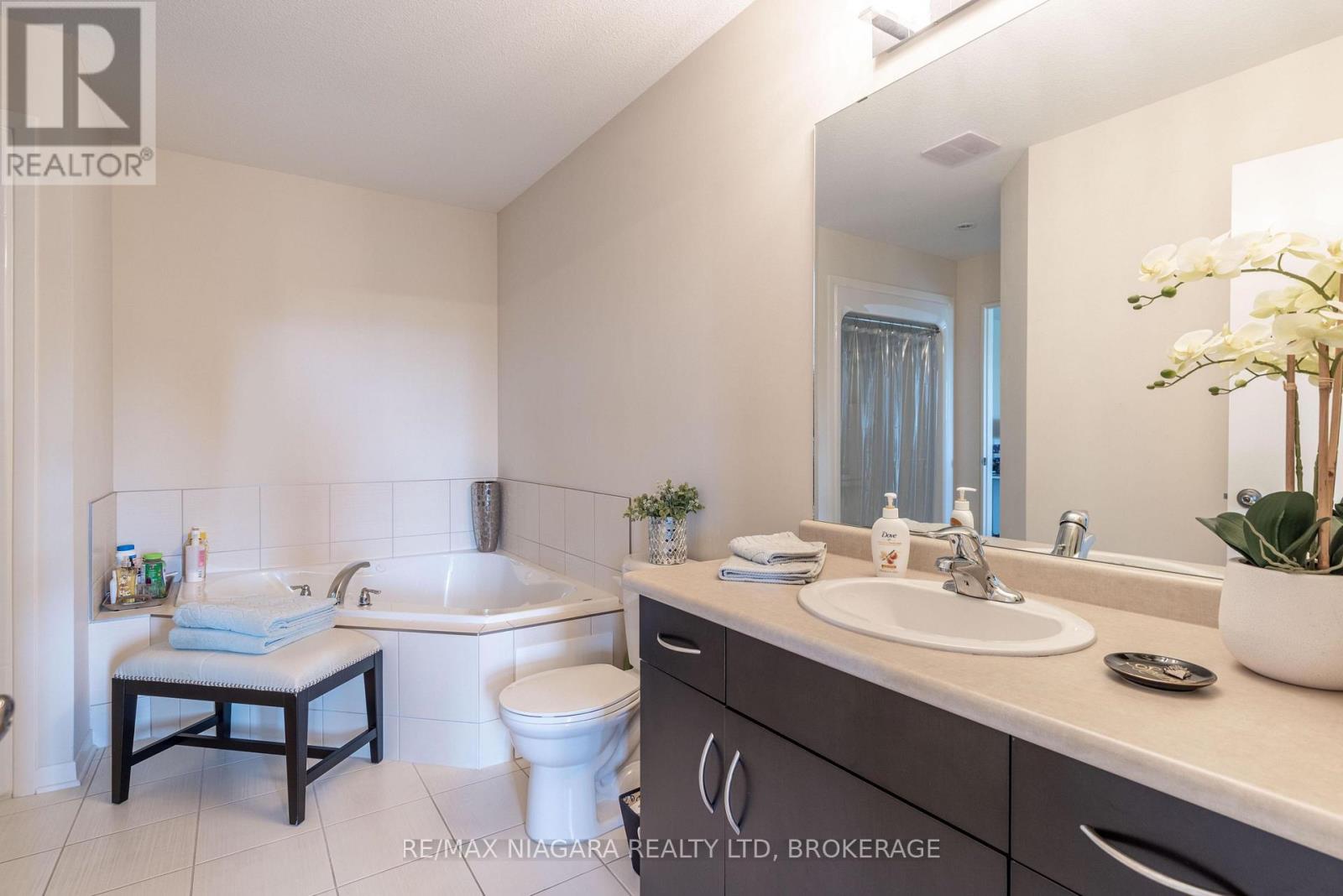 8625 Upper Canada Drive, Niagara Falls, Ontario  L2H 0B7 - Photo 17 - X13555822