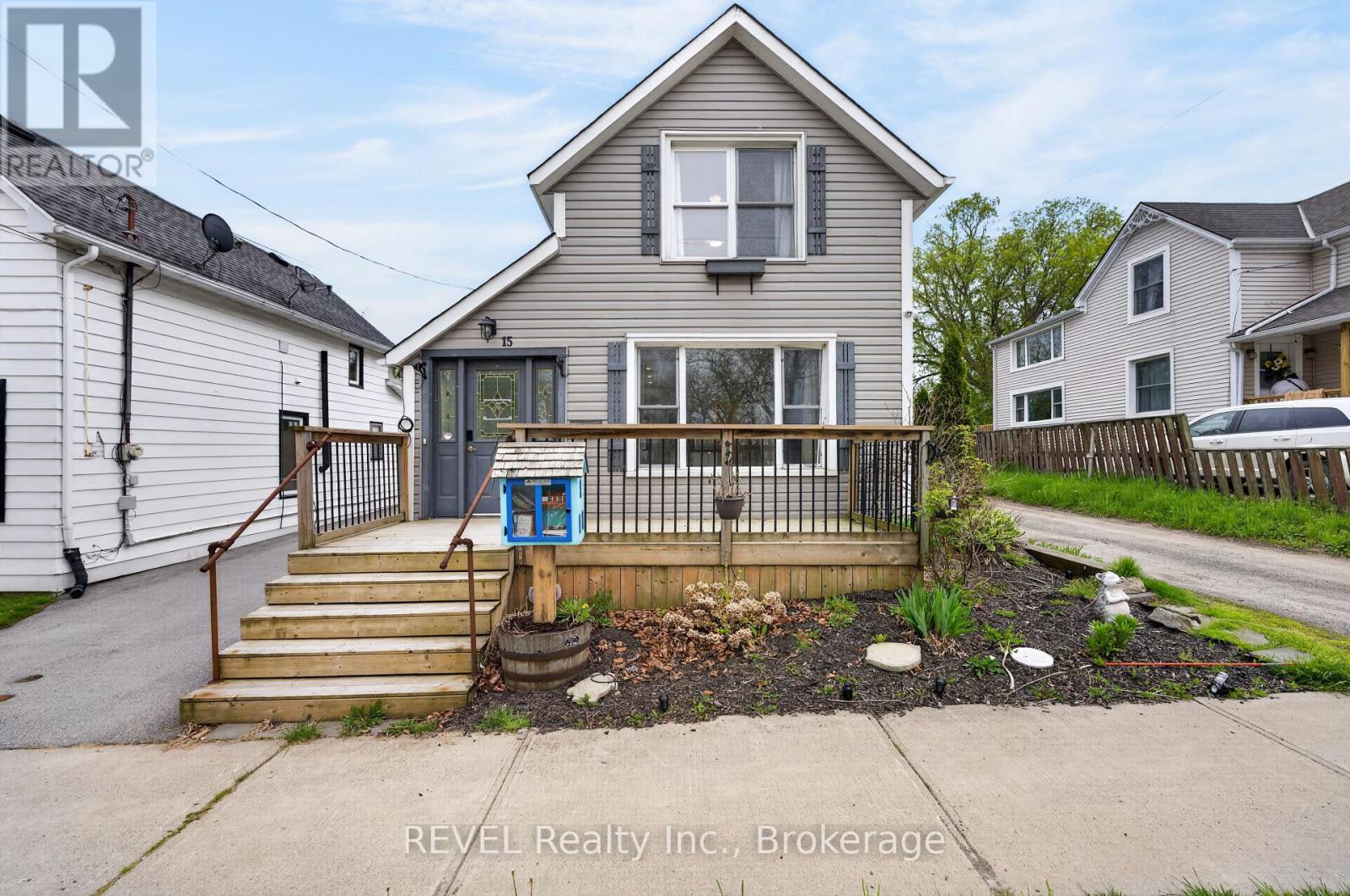 15 Phipps Street, Fort Erie, Ontario  L2A 2V1 - Photo 2 - X13557544