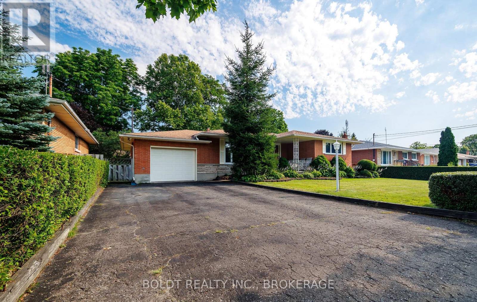 620 Scott Street, St. Catharines, Ontario  L2M 3X8 - Photo 3 - X13561674