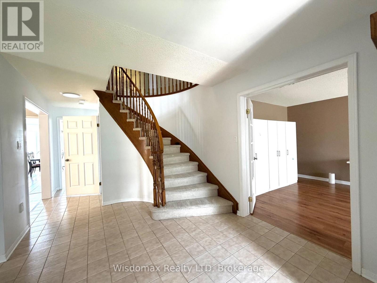 1 Crysler Crescent, Thorold, Ontario  L2V 5V2 - Photo 2 - X13565100