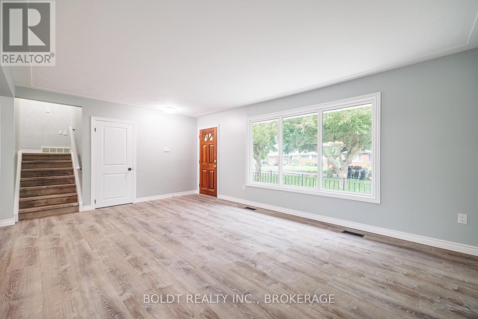 8 Pamela Drive, Thorold, Ontario  L2V 2X8 - Photo 10 - X13571730