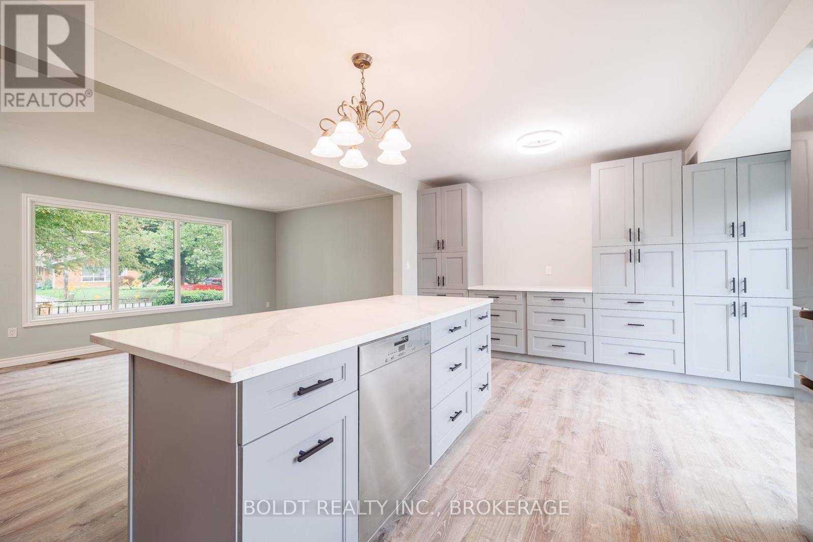 8 Pamela Drive, Thorold, Ontario  L2V 2X8 - Photo 13 - X13571730