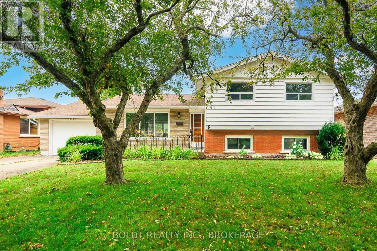 8 Pamela Drive, Thorold, Ontario  L2V 2X8 - Photo 3 - X13571730