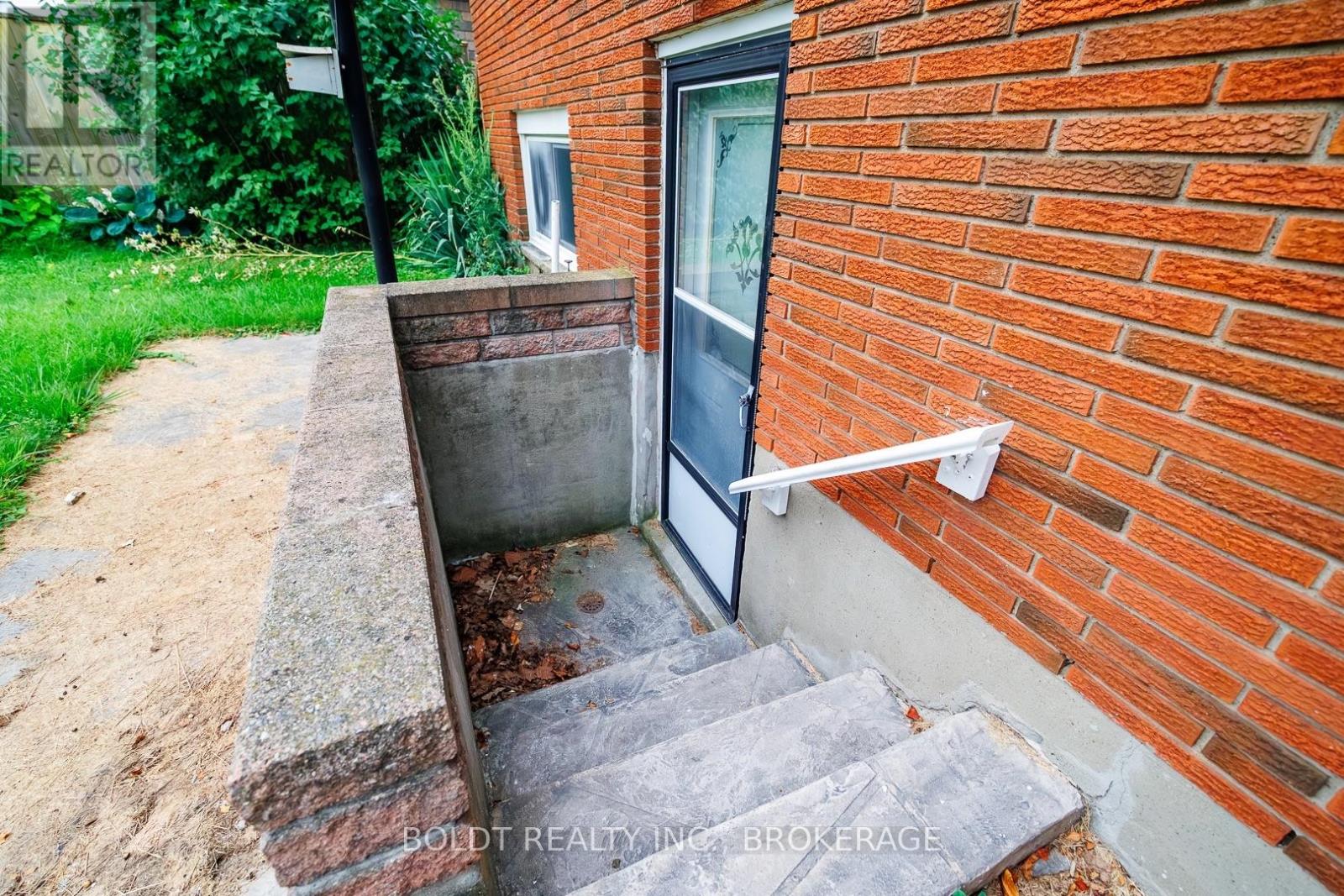 8 Pamela Drive, Thorold, Ontario  L2V 2X8 - Photo 4 - X13571730