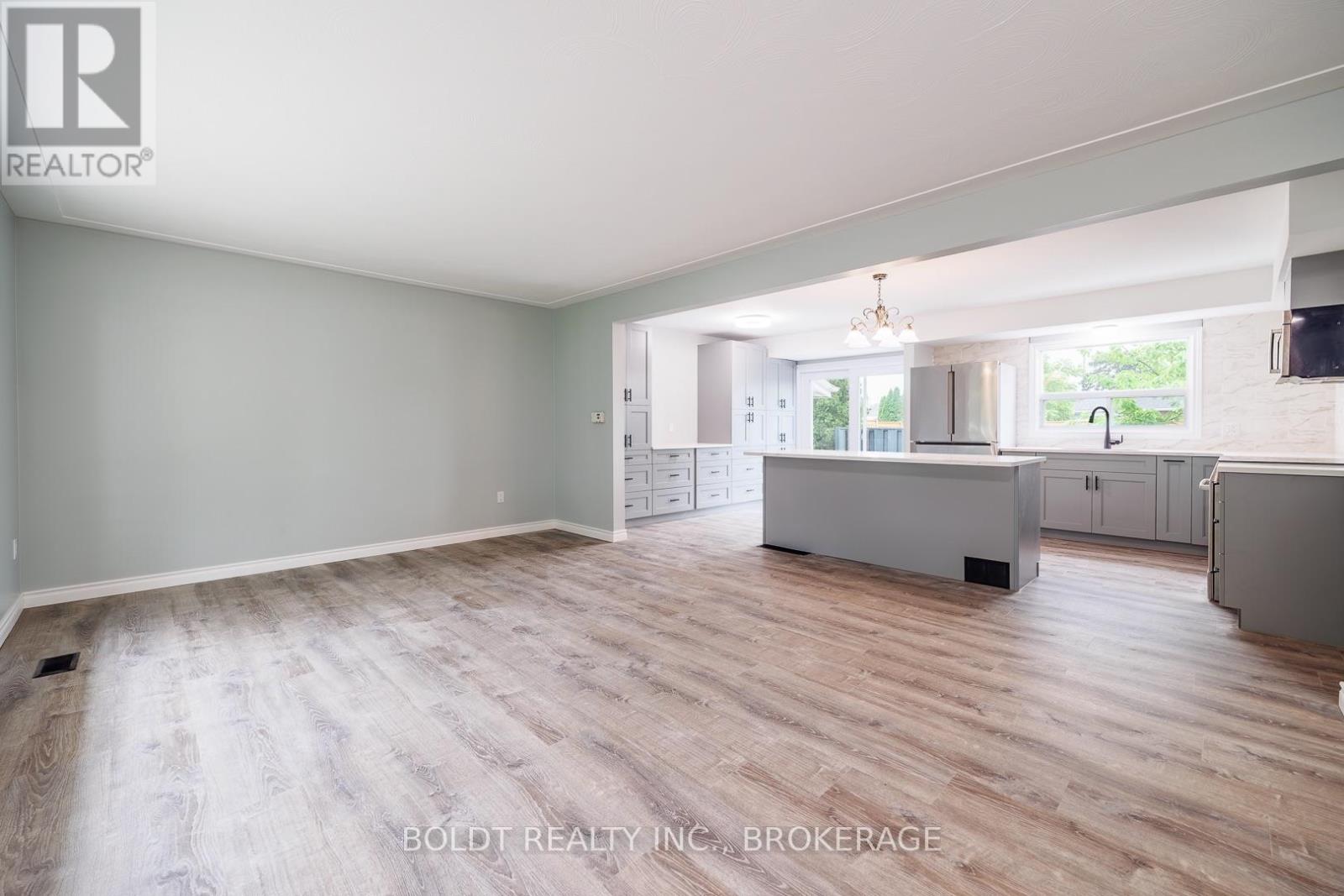 8 Pamela Drive, Thorold, Ontario  L2V 2X8 - Photo 9 - X13571730