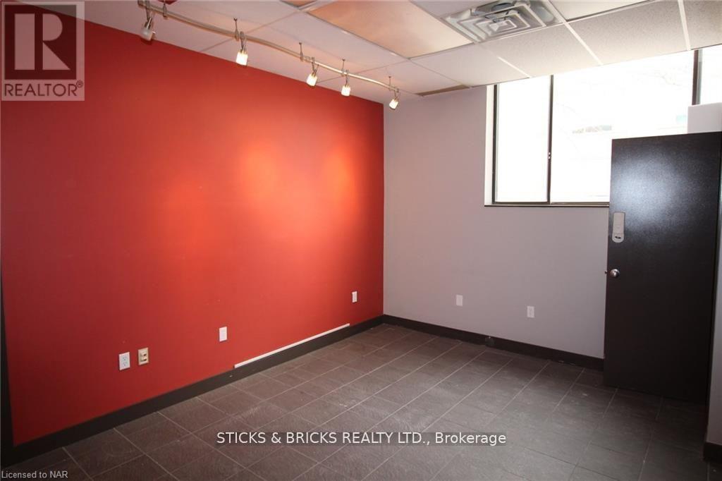 201 - 4673 Ontario Avenue, Niagara Falls, Ontario  L2E 3R1 - Photo 2 - X13572170