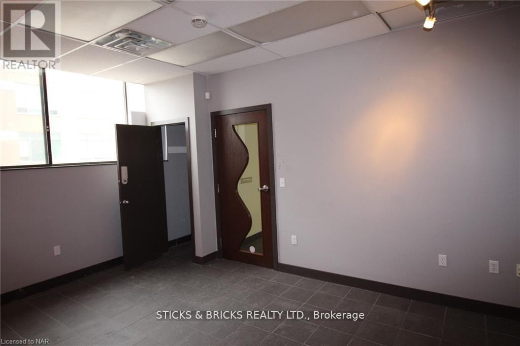 201 - 4673 Ontario Avenue, Niagara Falls, Ontario  L2E 3R1 - Photo 3 - X13572170