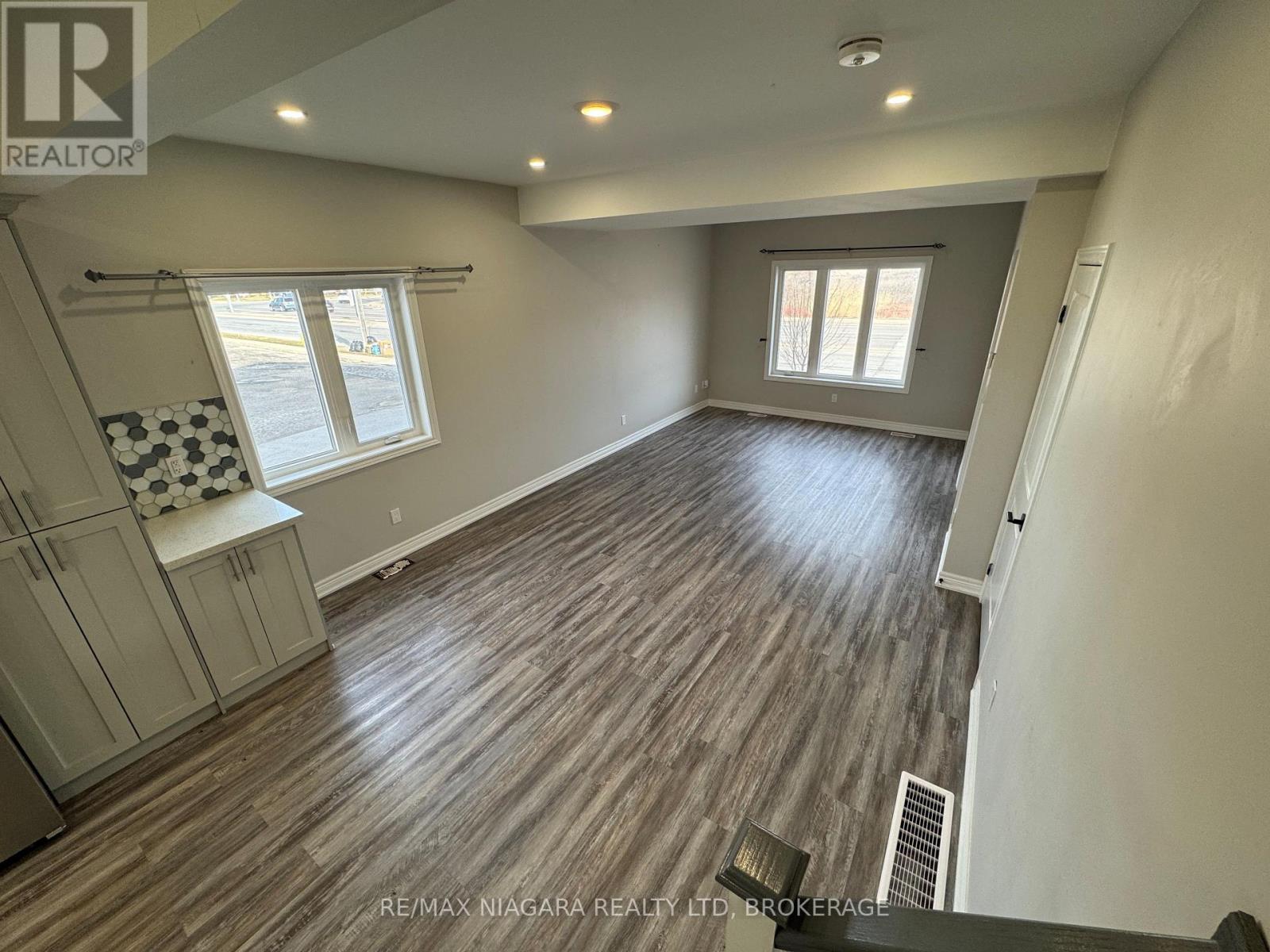 1 Upper - 8196 Mcleod Road, Niagara Falls, Ontario  L2H 3T6 - Photo 11 - X13573718