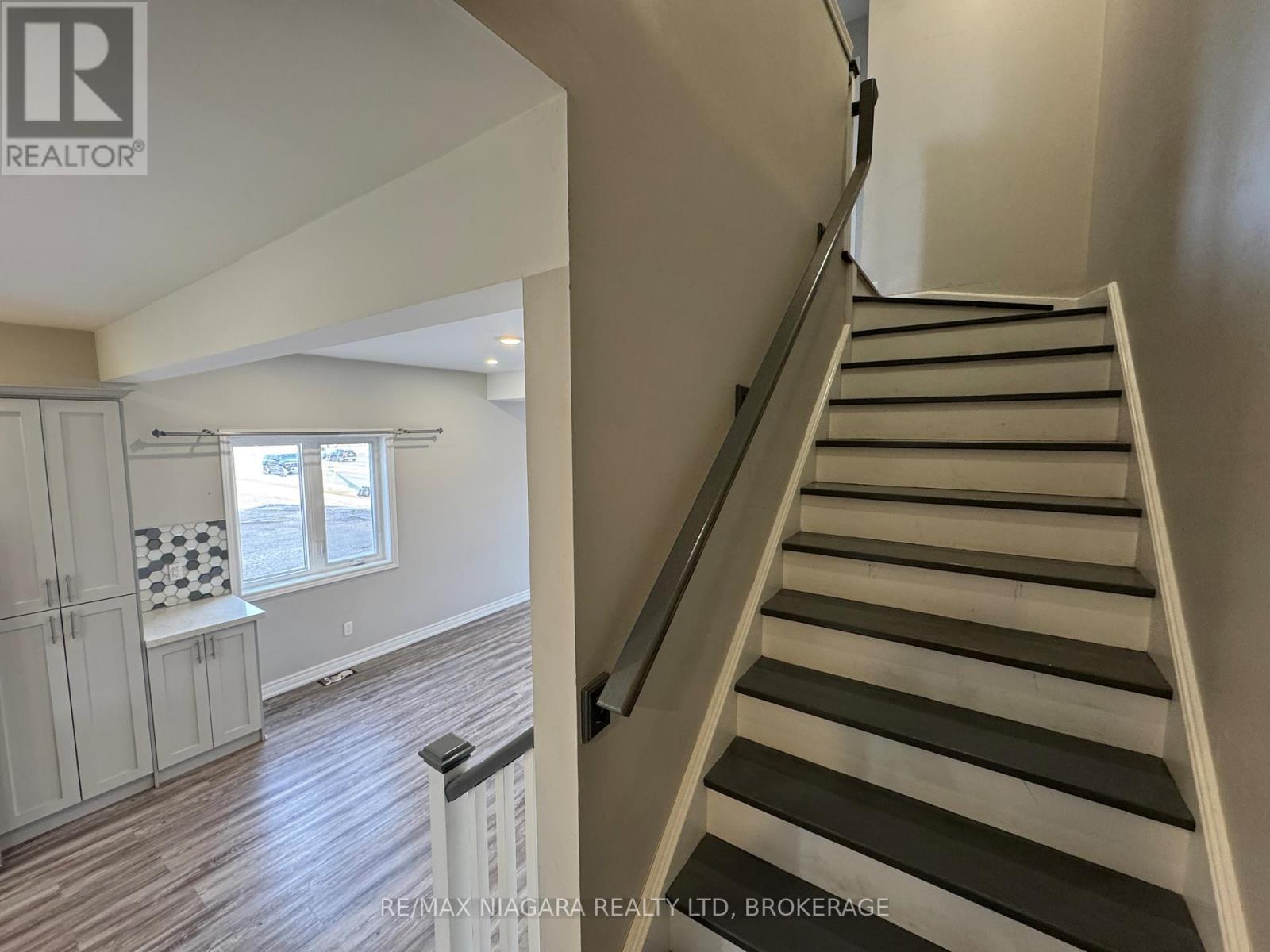 1 Upper - 8196 Mcleod Road, Niagara Falls, Ontario  L2H 3T6 - Photo 12 - X13573718
