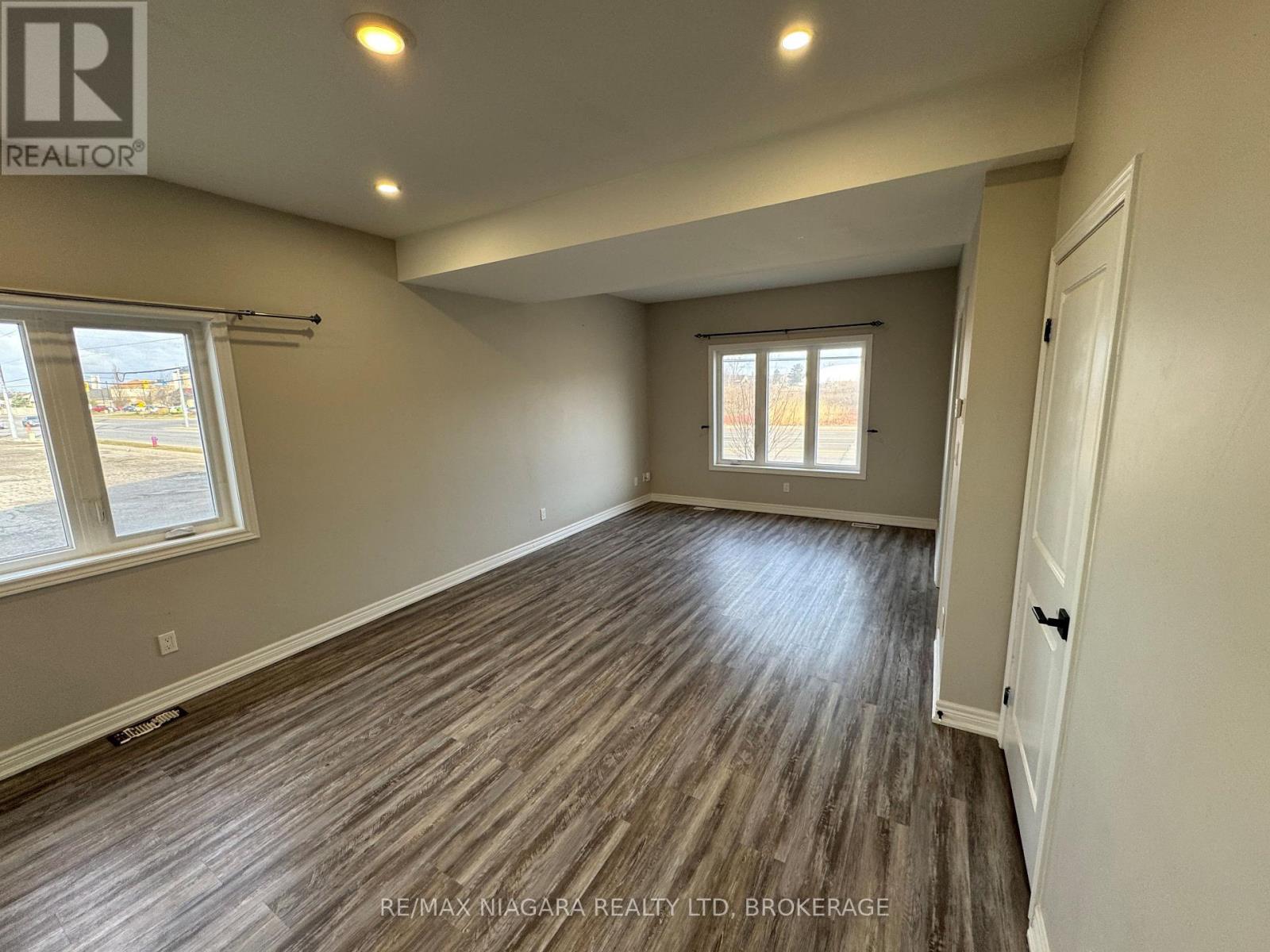 1 Upper - 8196 Mcleod Road, Niagara Falls, Ontario  L2H 3T6 - Photo 2 - X13573718