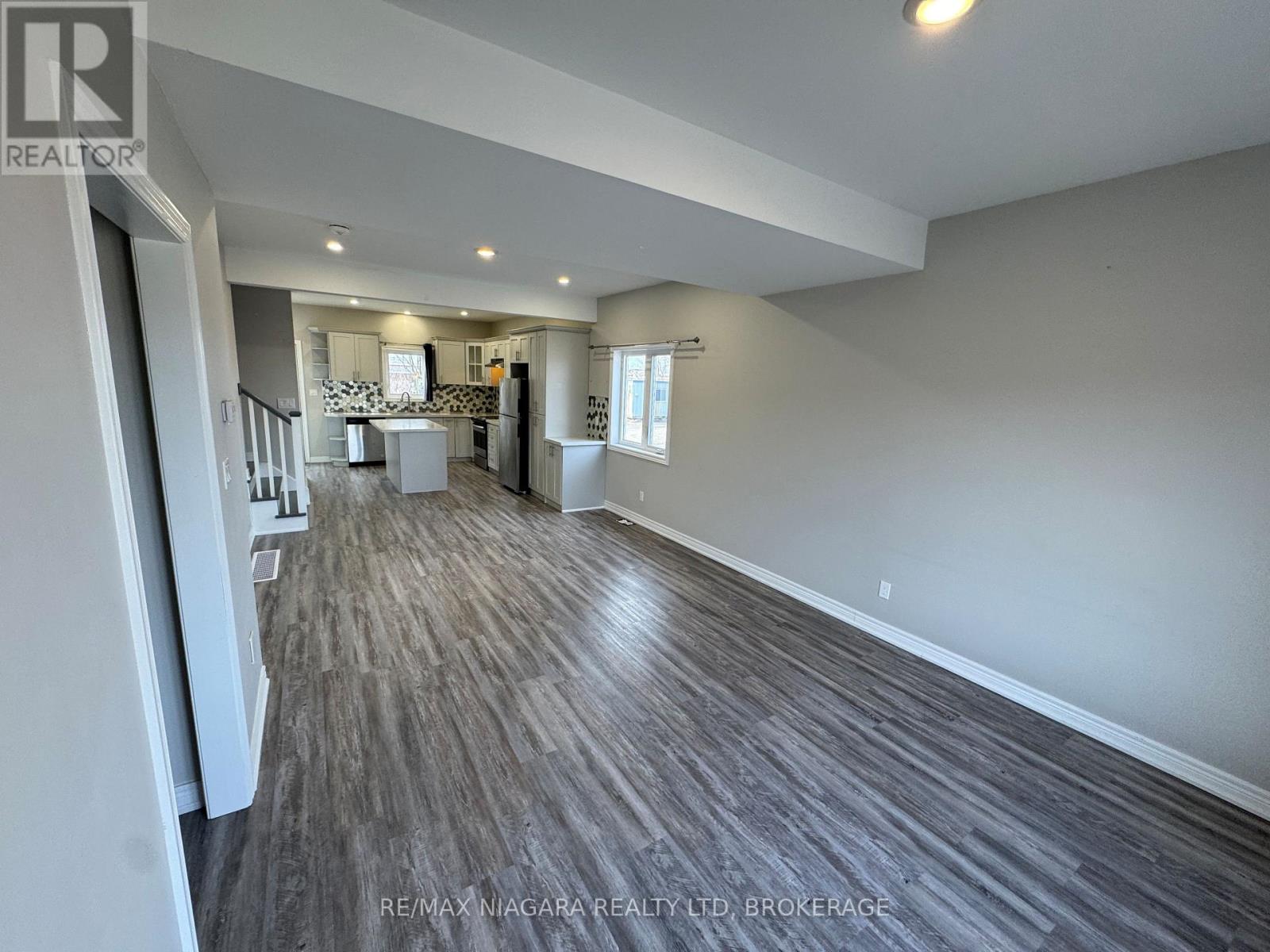 1 Upper - 8196 Mcleod Road, Niagara Falls, Ontario  L2H 3T6 - Photo 3 - X13573718