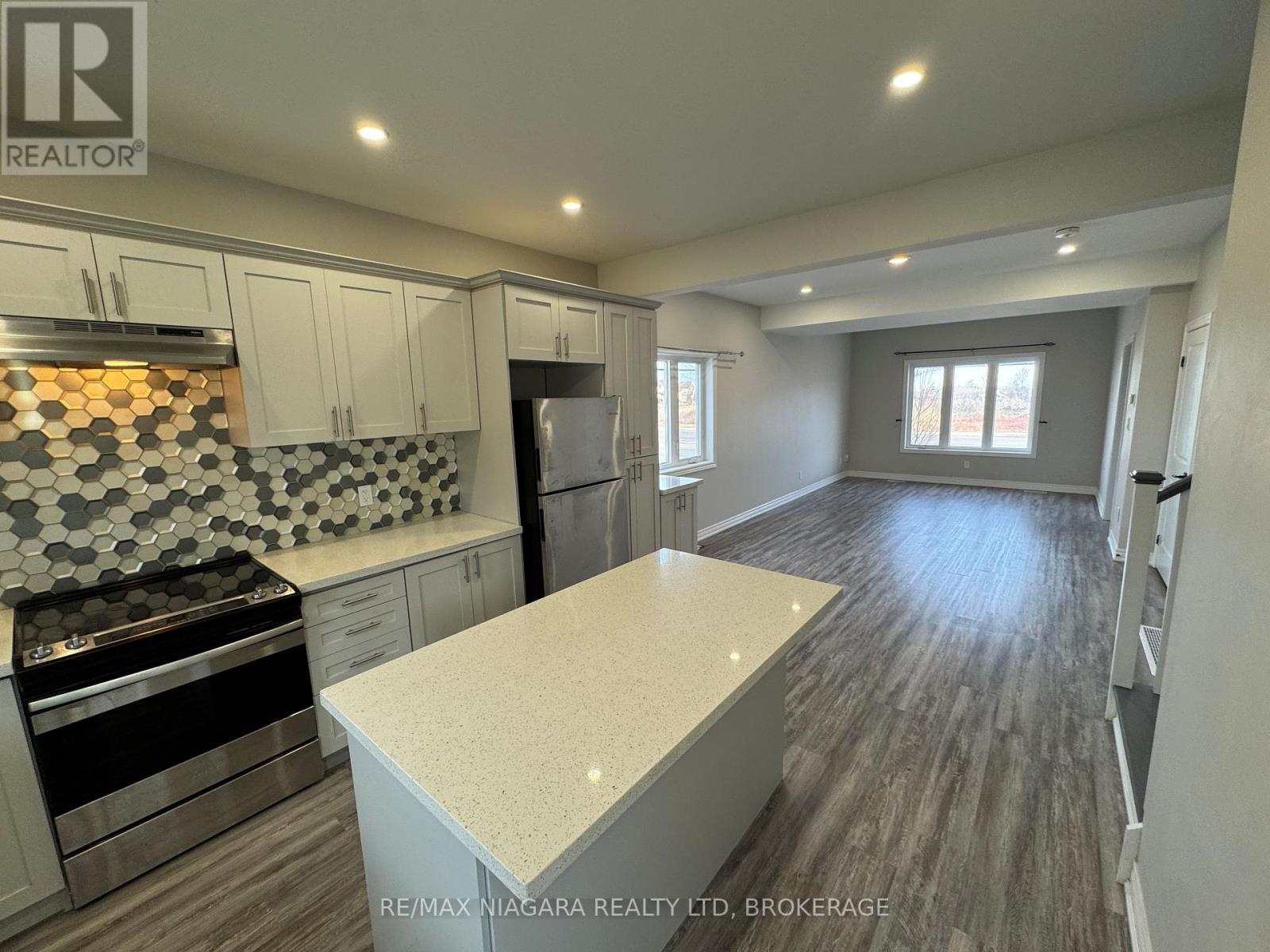 1 Upper - 8196 Mcleod Road, Niagara Falls, Ontario  L2H 3T6 - Photo 7 - X13573718